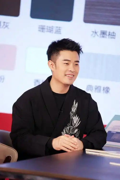 2021年的最后一天,带着@陈赫 老板最新帅照给大家说声新年快乐