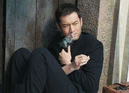 圈乐圈第一大帅哥黄晓明抽烟姿势,他到底经历了什么,一脸的苍桑.