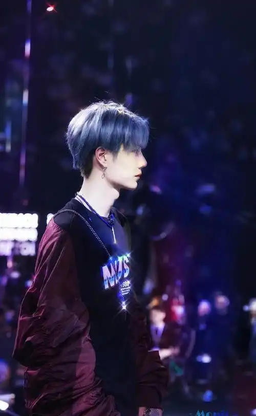 王一博的这身造型非常前卫,他身穿银色夹克内搭蓝色半高领打底衣,银色