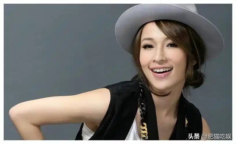 44岁萧亚轩,18年换17位男友,对象均不超过25岁,至今未婚未育