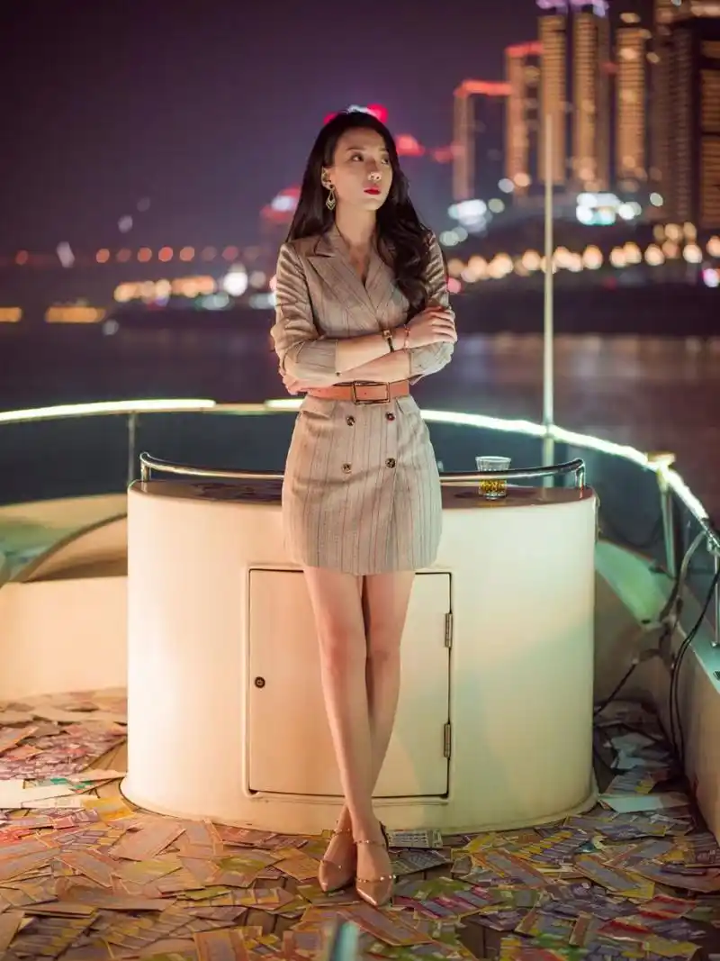 演员王薇在电影《金牌保镖》里饰演钱心,她说"要么