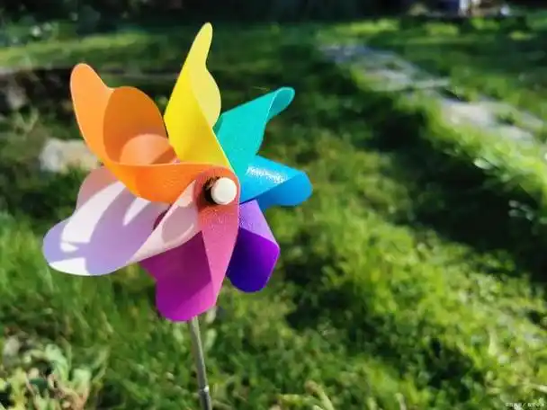 小风车:童心飞扬的花园装饰品