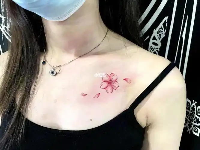 锁骨小清新纹身