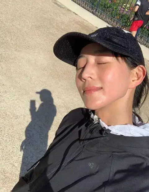 张钧甯素颜做运动,大晒气质美照,比少女更少女_照片_脸蛋_黑色