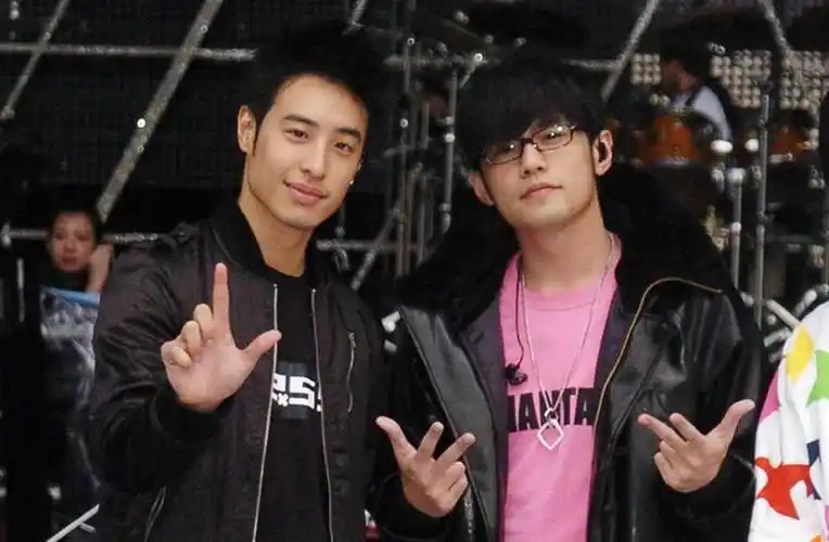 潘玮柏突然宣布婚讯好友周杰伦在贴文下留言吐出2字笑翻网友