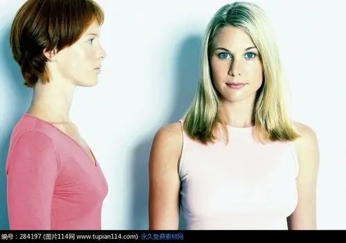 金发美女正面和短发美女侧面