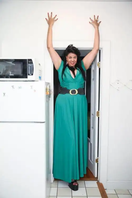 1天1万美金女巨人靠"压扁"男人赚大钱_频道_凤凰网