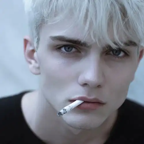 叼烟冷酷霸气男人