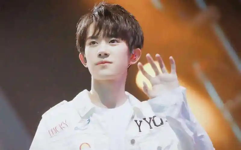 原创易烊千玺主演电影票房破百亿爱国主义情怀激发春节消费热情