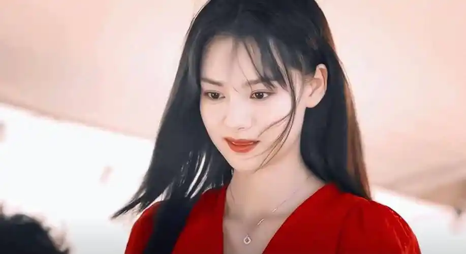 走红,《西出玉门》红裙惊艳,不愧是中戏校花_孔央_张艺上_倪妮