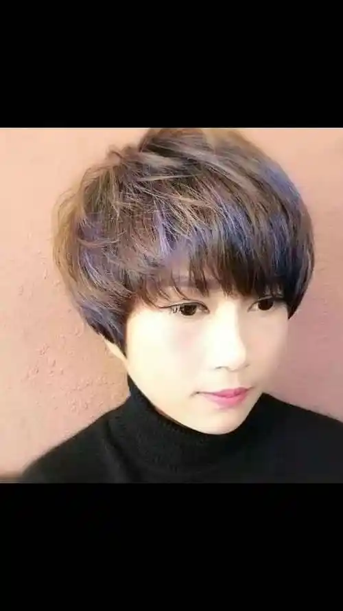 比较接比气的女士短发! 轻柔的定位烫!  制造纹理走向蓬松自然的效果!