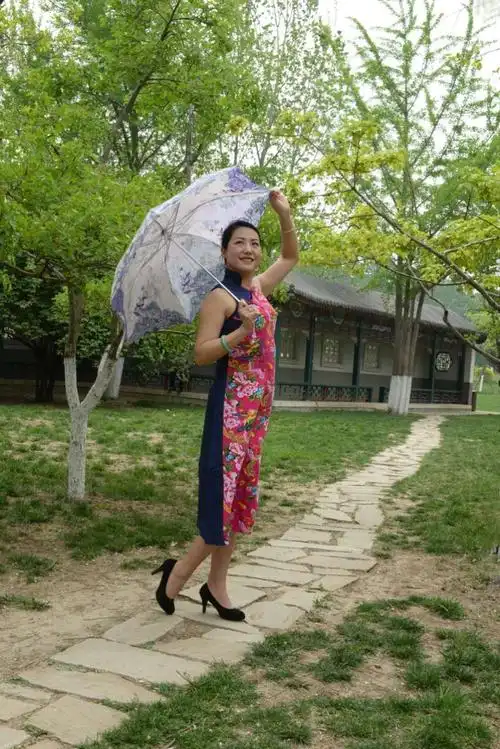 走进春天的旗袍女人 - 美篇