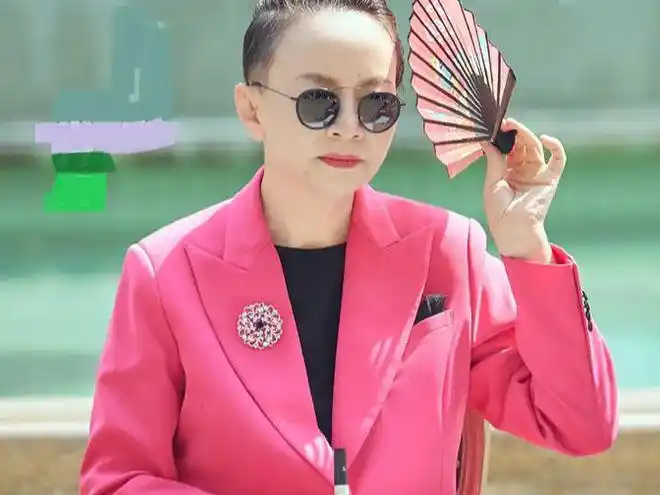 宋丹丹:穿粉西装像靓仔,发际线后移梳大背头不好惹!