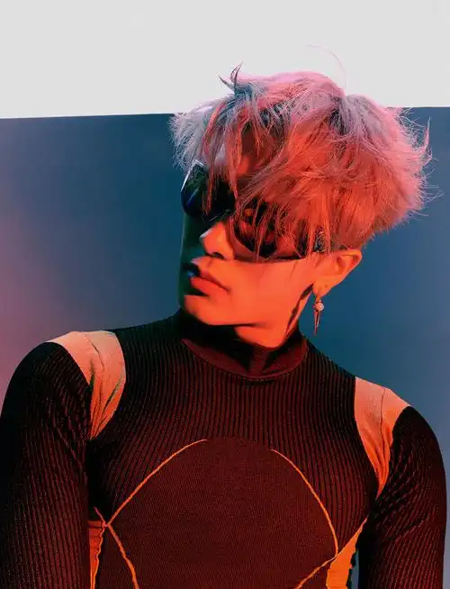 王嘉尔《metal》写真__财经头条