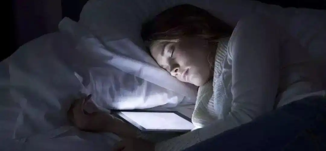 对超过4万女性研究发现晚上开灯睡觉会导致女性肥胖