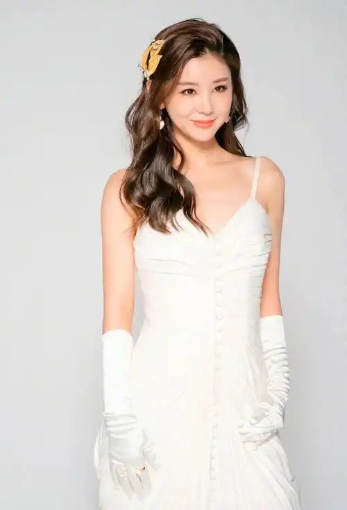 李小萌,优雅迷人,端庄大方的写真照!__财经头条