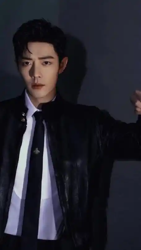 肖战黑色皮衣白衬衫造型