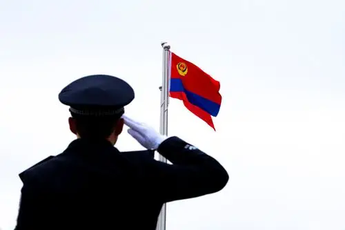 2021年1月10日在升警旗仪式后一位民警向迎风飘扬的警旗庄严敬礼致敬
