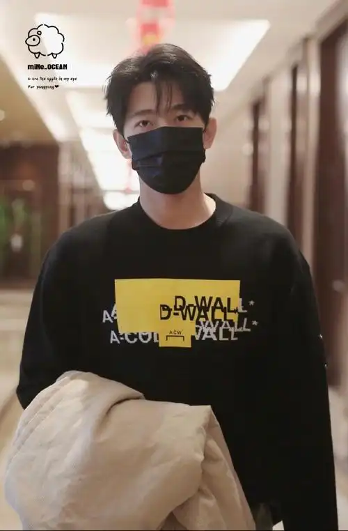 杨洋喜临门品牌代言人##杨洋单手抱外套