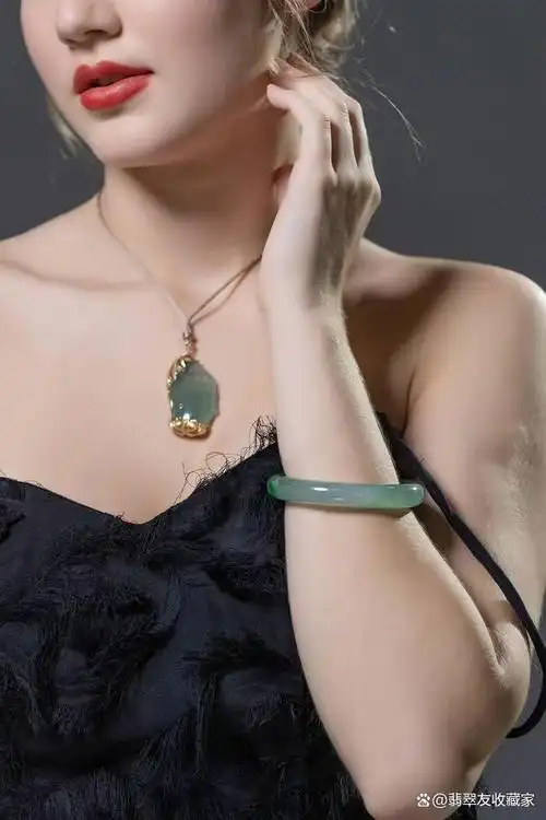 买翡翠多少价位的合适一点呢女生佩戴好看吗