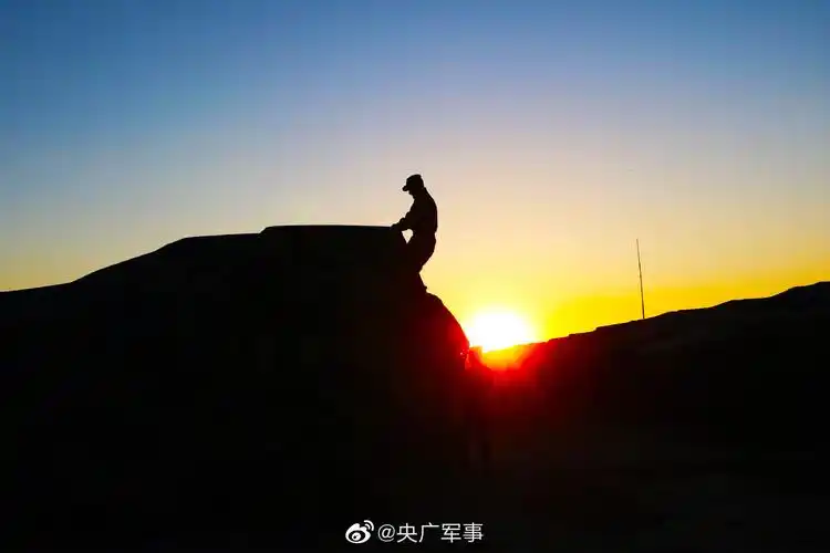 美图夕阳下陆军官兵的绝美剪影