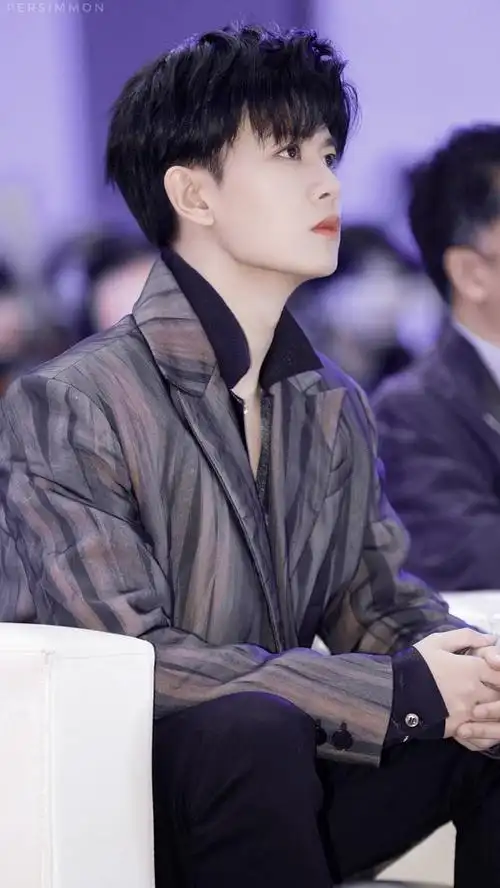 回应: 任嘉伦生图,这下颌线也过于优越了,帅哥瘦了好多!