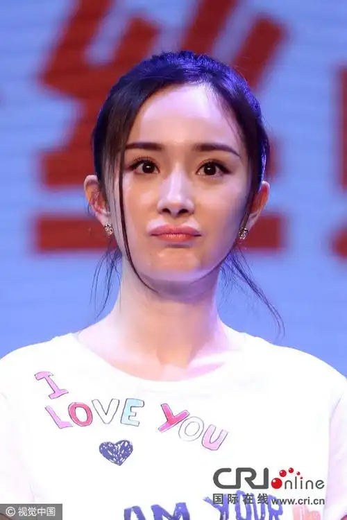 杨幂扮萌略显脸僵灵动不胜从前