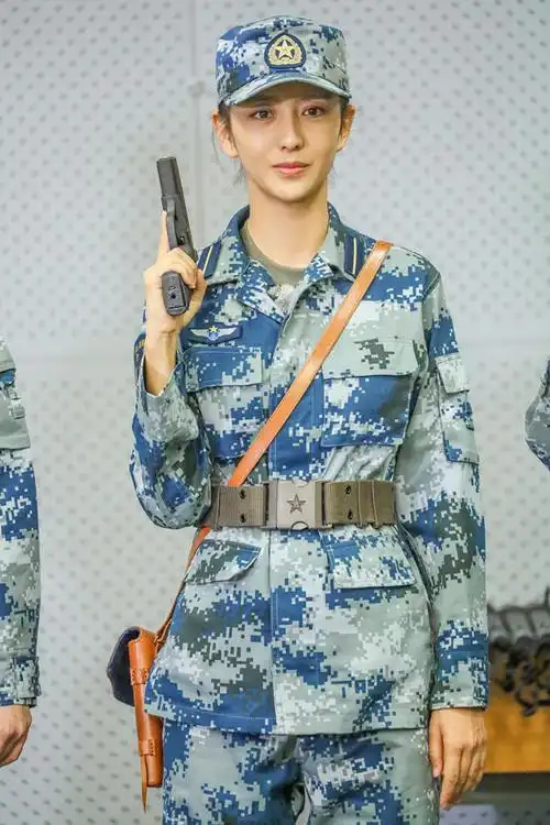 佟丽娅《真男2》真正飞行员 驾战机翱翔蓝天