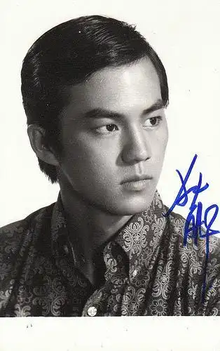 从现在来看狄龙的演技非常出彩,年轻时候的狄龙也是超高颜值,出演过