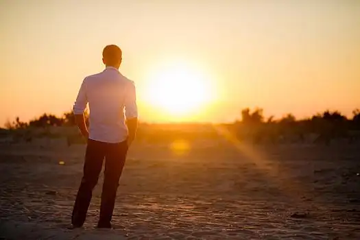 两人背影夕阳图片