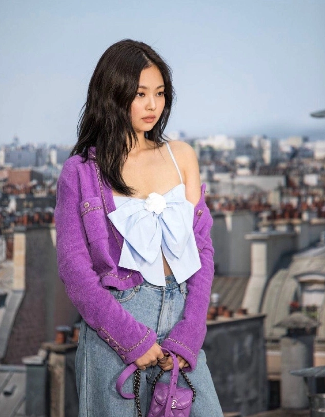 南韩女神金智妮又来秀衣品了穿蝴蝶吊带大秀性感气质这块绝了