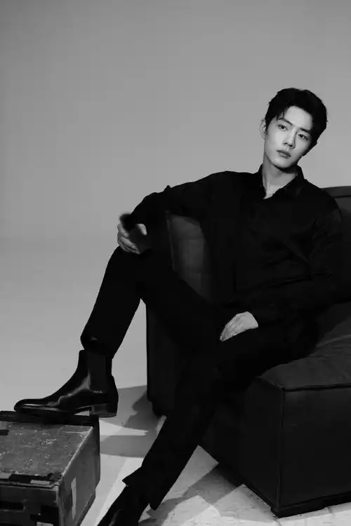 肖战冷暖反差大片#黑色禁欲系酷飒性感,斯哈斯哈毛衣阳光治愈系温暖