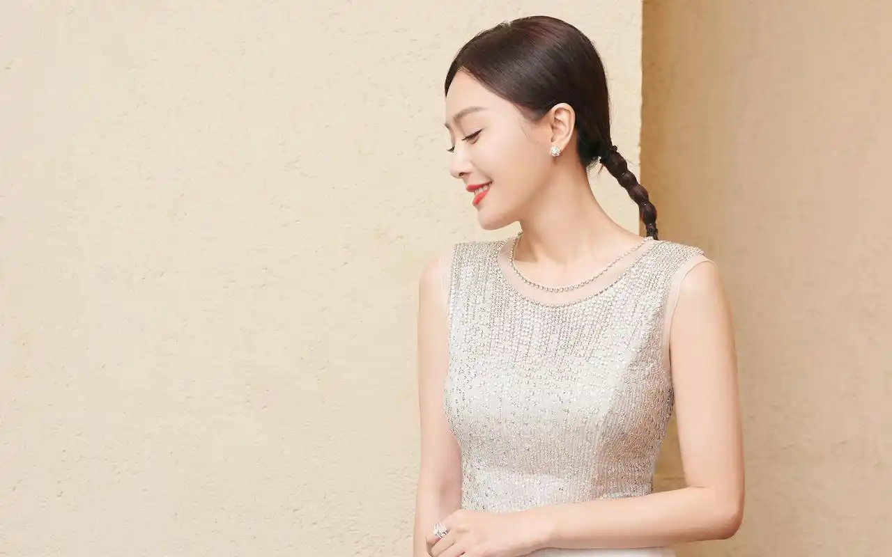 秦岚性感优雅写真桌面壁纸