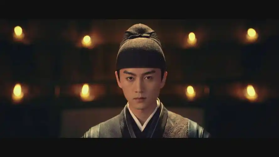 "电视剧《梦华录》中身穿利落古装的陈晓面容冷峻,眼神凌厉,手下的人