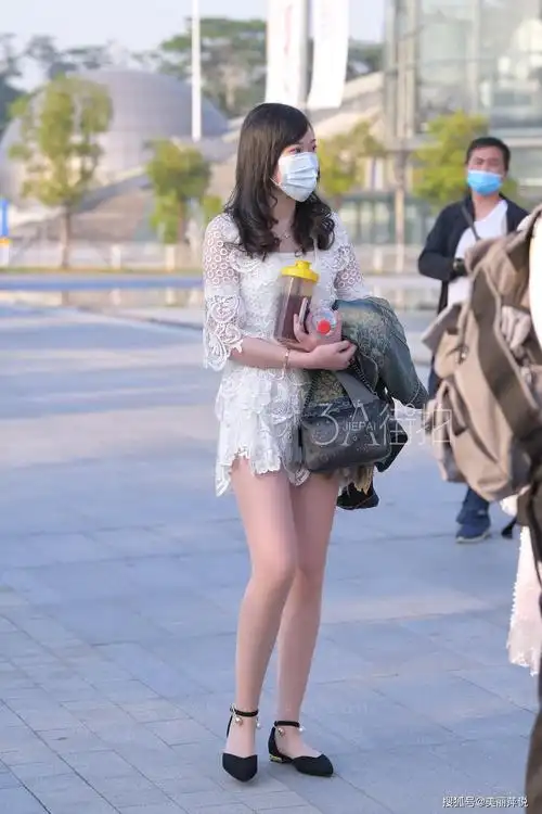 美女街拍:小姐姐笔直的美腿,细腻的丝袜 ,让人无比眼前一亮,很是吸睛!