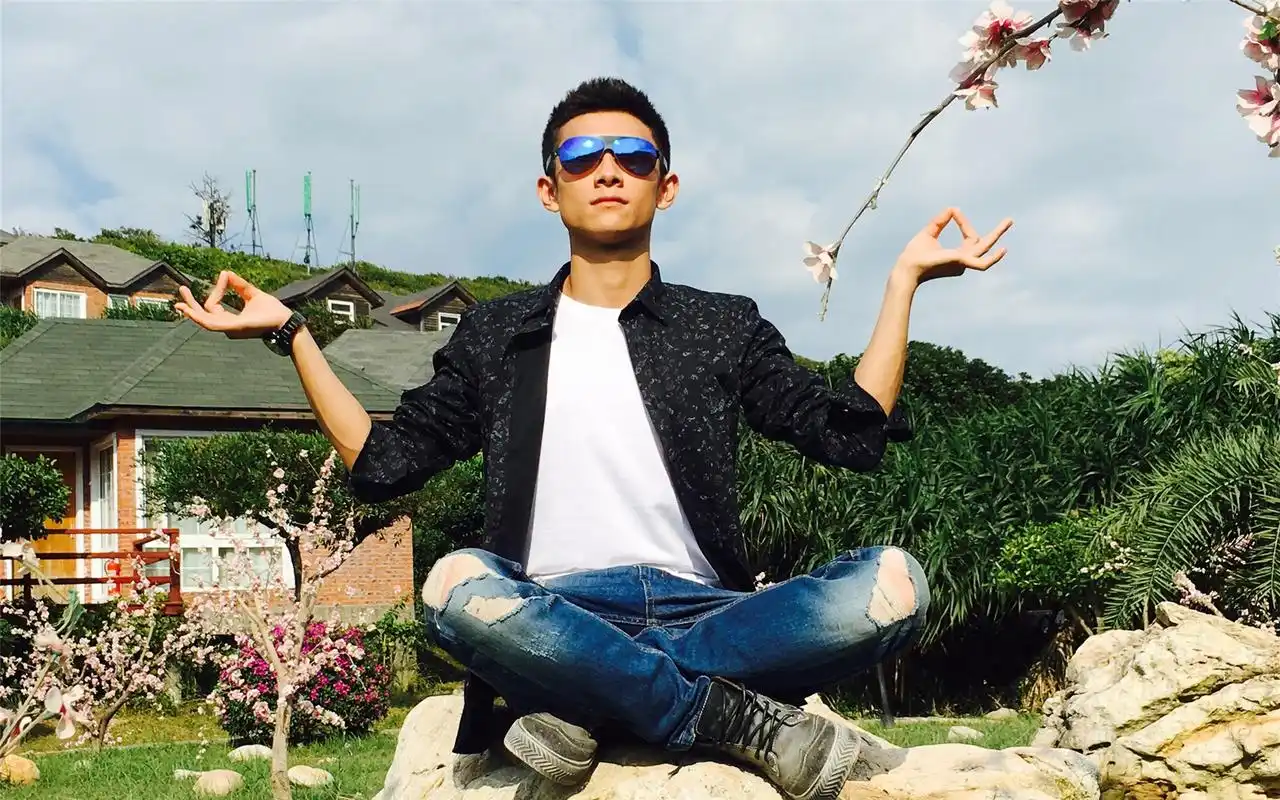 张一山日常街拍图片电脑壁纸