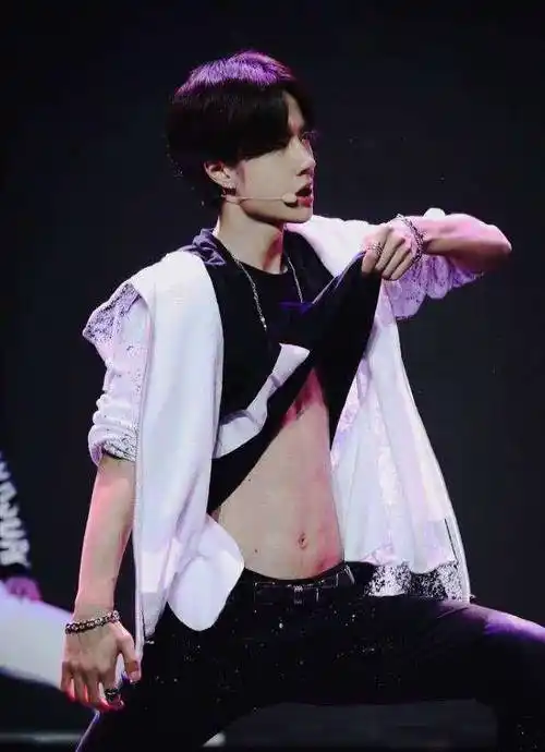 男星体重太优秀:李现八块腹肌130斤,肖战王俊凯身材好到心疼_女生