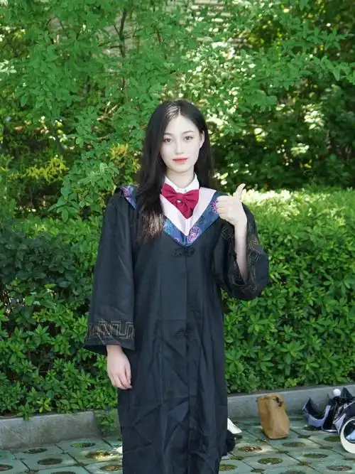 学士服拍照白衬衫77红色领结yyds