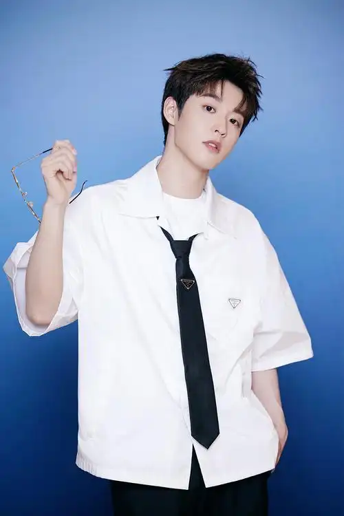 吴宇恒携礼物暖心扫楼 儿童节现场童趣十足