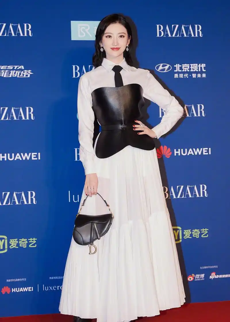 芭莎明星慈善夜:景甜优雅温婉,黑白配穿搭前卫时尚