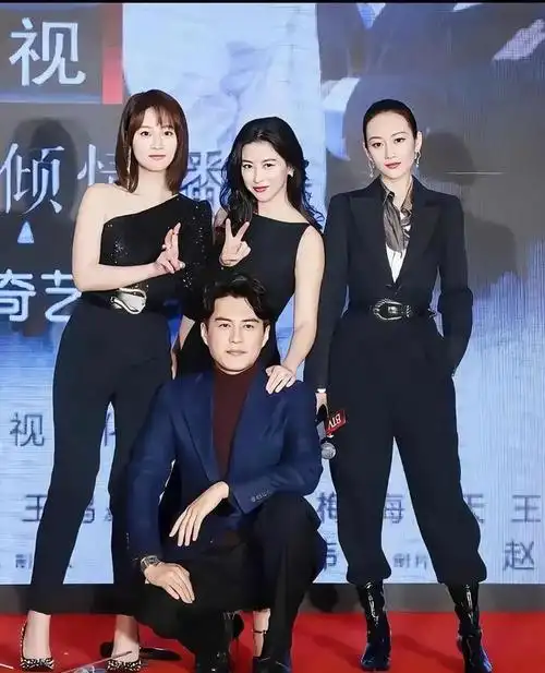 靳东和三位大美女的合影都穿着统一黑色系气质却截然不同