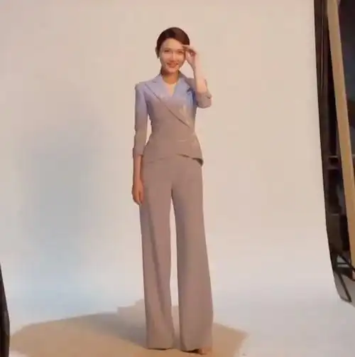 央视主持龙洋晒照,紧身设计大秀曼妙身材,曾首登春晚口误引争议