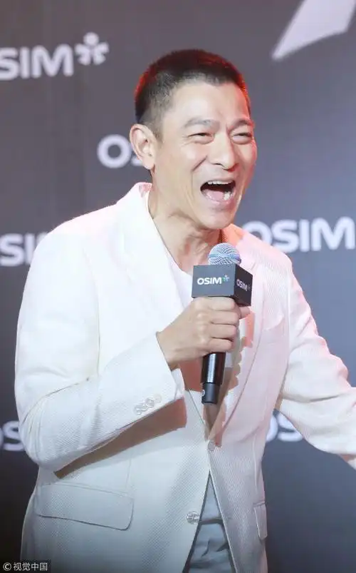 刘德华大病初愈面容消瘦笑到扶腰 寸头利落帅气天王范依旧