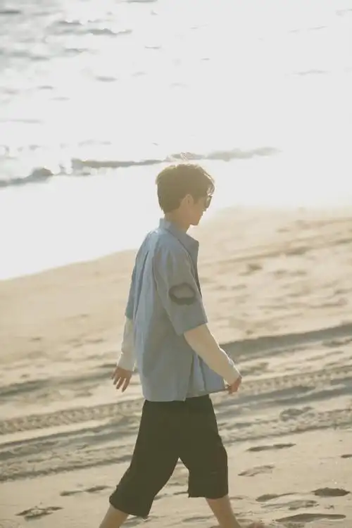 王俊凯海边慵懒风vlog