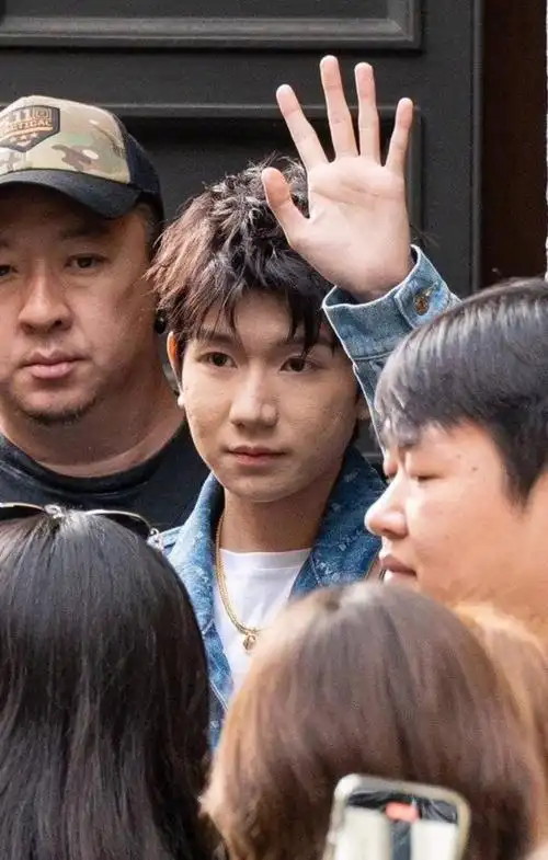 脸上坑洼痘印明显,粉丝咬定被p黑图_腾讯新闻