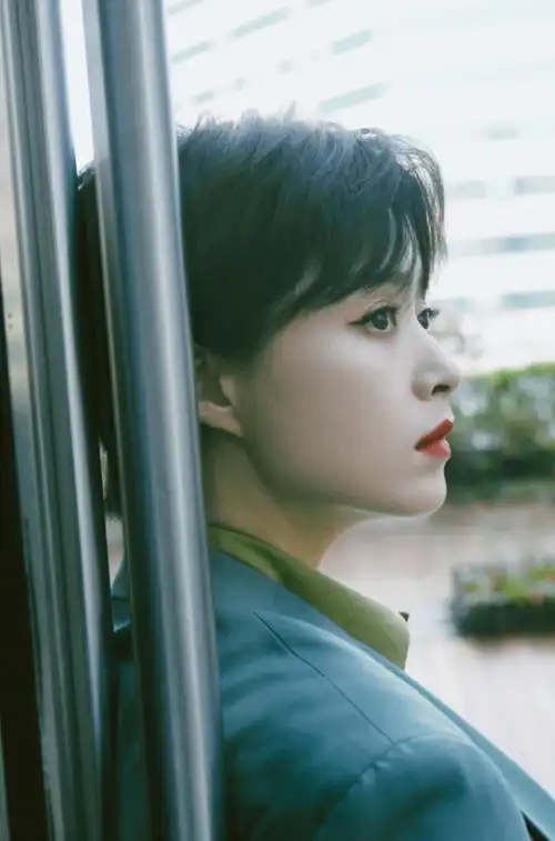 原创蒋欣穿绿色西装太美了一头短发干净利落浓眉大眼气质超好