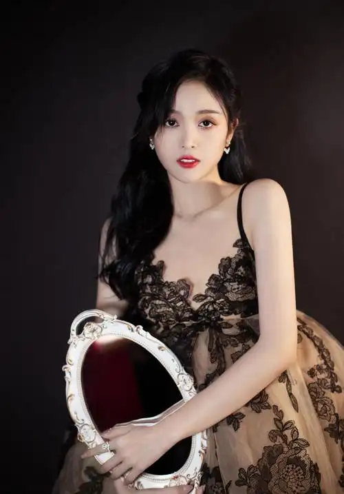 吴宣仪变身甜美复古女郎 穿吊带纱裙秀性感香肩