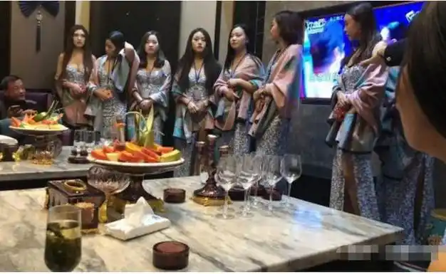 朋友赚钱后带我去ktv结果站了一排的陪酒女有一位是高中同学