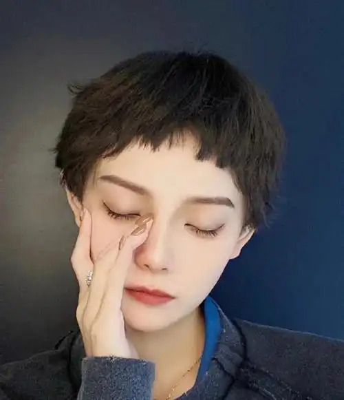 小众短发锯齿刘海