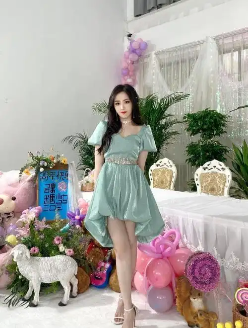 湖绿色连衣裙清新优雅王艺瑾颜值出挑身材,在穿搭造型上也很放得开,对